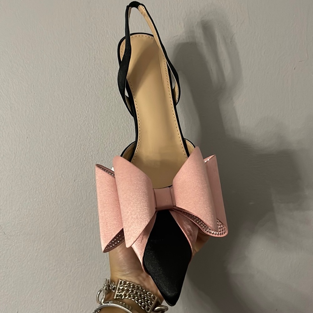 Pointed toe heel with pink bow